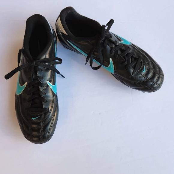 black nike soccer cleats womens
